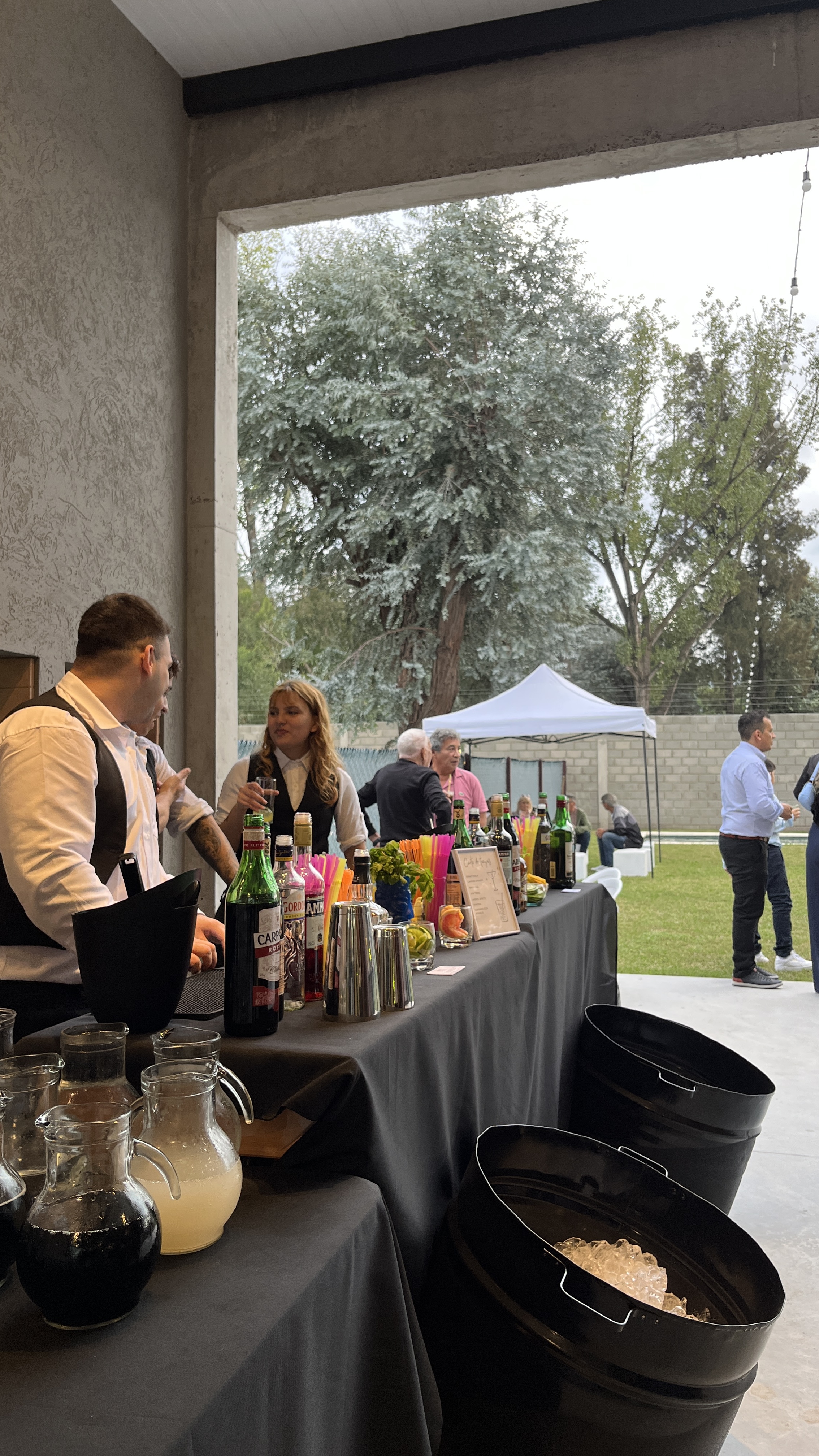 Barra móvil con bartenders